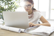 Frau sitzt vor einem Laptop